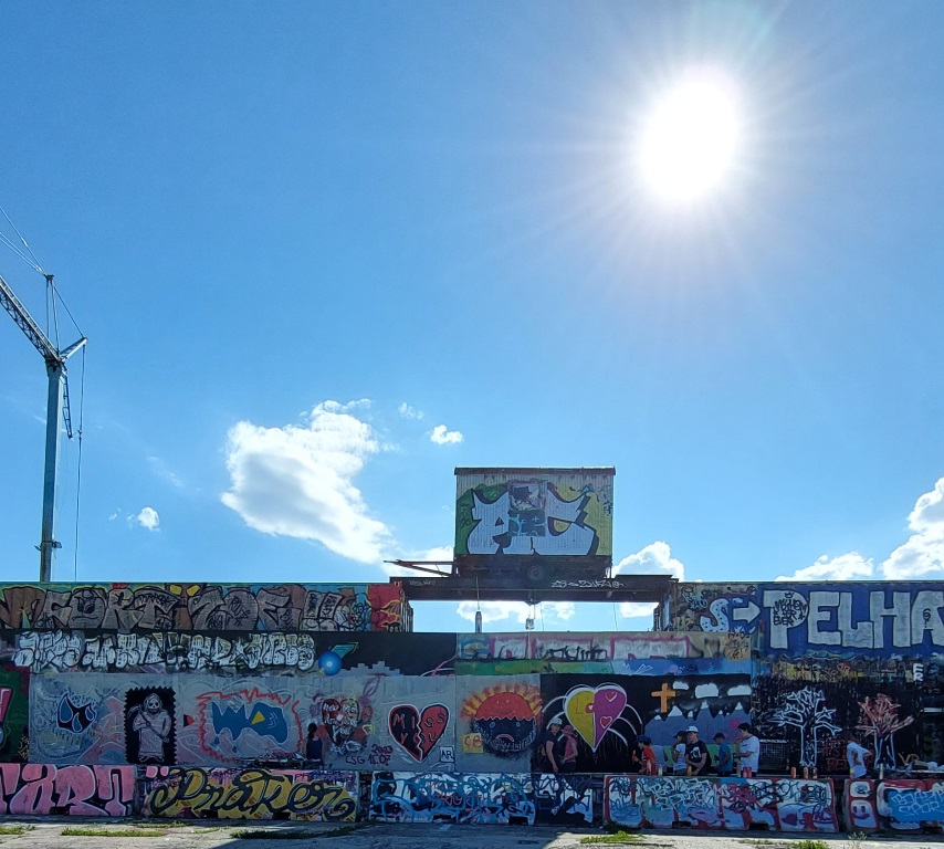 Graffitiwand zum Thema Trauer