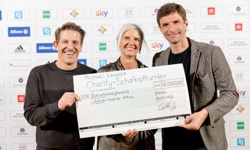 Michael Leopold und Thomas Müller überreichen Scheck von 72.000 Euro beim Schafkopfturnier