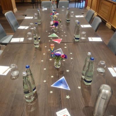 Tisch mit Seminarutensilien des U28 Trauerseminars