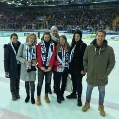 Jugendliche der Nicolaidis YoungWings Stiftung beim EHC Red Bull München