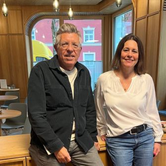 Prof. Dr. Martin Burgi und Lana Reb stehen im Foyer des Sternenhauses