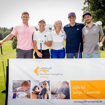 Gruppenbild mit Karin Neumeier, Thomas Müller, Felix Neureuther, DJ BoBo und Thomas Dreßen beim Benefiz-Golfturnier der nicolaidis YoungWings Stiftung
