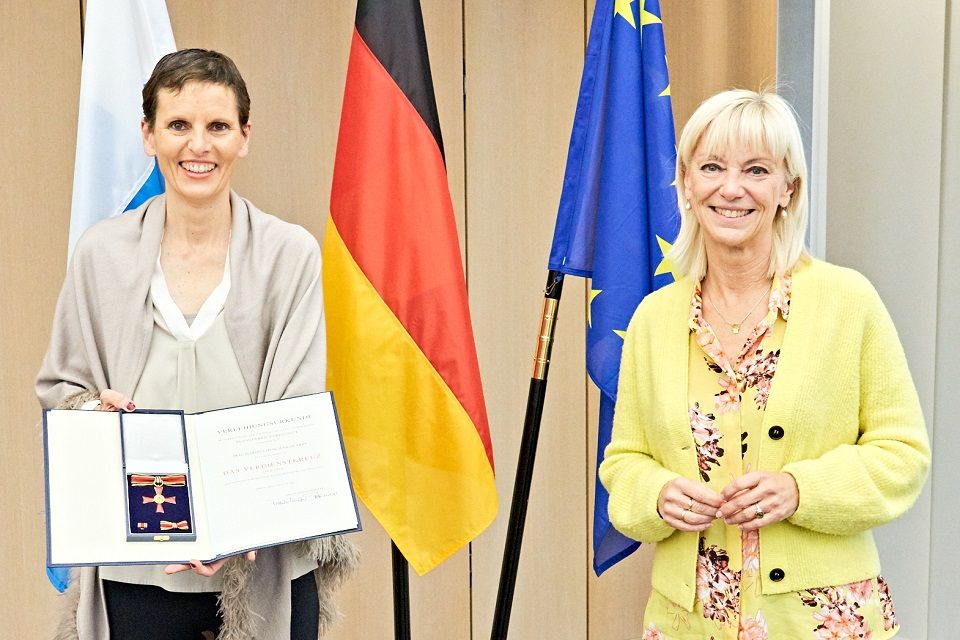 Martina Münch-Nicolaidis ist Trägerin des Bundesverdienstkreuzes 