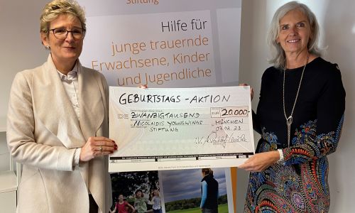 Scheckübergabe von 20.000€ von Angelique Renkhoff-Mücke an Karin Neumeier