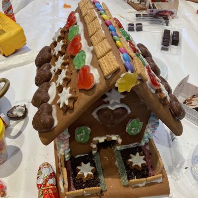 Lebkuchenhaus mit Zuckerguss, Schokoladen-Weihnachtsmännern und Gummibären