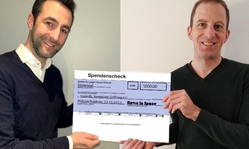 Musiker Armin Brehl und Claudio Bucchi überreichen Scheck über 1.000 Euro an die Stiftung