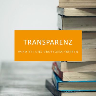Logo unserer Transparenzseite vor Buechern