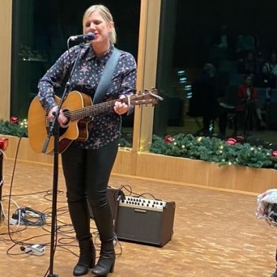 Sängerin Claudia Koreck singt auf der Weihnachtsfeier der Nicolaidis YoungWings Stiftung 2022